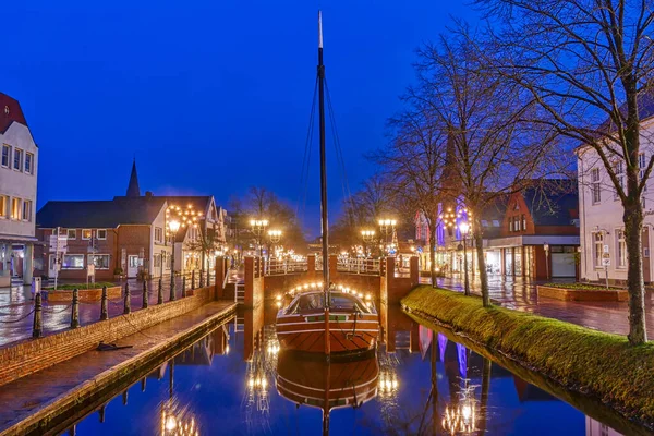 Kanaal Met Historische Schuit Brug Papenburg Tijdens Het Blauwe Uur — Stockfoto