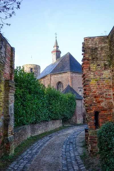 Δρόμος Ιστορική Εκκλησία Και Πύργο Στο Liedberg Κοντά Στο Korschenbroich — Φωτογραφία Αρχείου