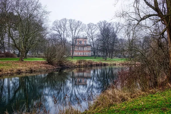 在Krefeld Linn有一座历史城堡的公园 — 图库照片