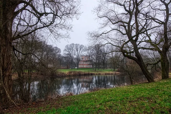 Krefeld Linn公园景观中的历史城堡 — 图库照片