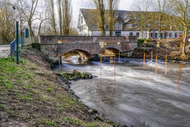 Neuss 'taki Erft nehrinin oradaki tarihi köprü ve kano yolu