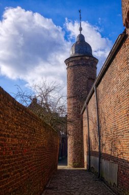 Bedburg Kaster 'ın eski merkezinde sokak ve ortaçağ kulesi.