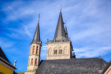 Xanten 'deki tarihi katedralin kuleleri