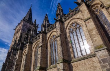 Xanten 'deki tarihi bir katedralin cephesi ve kulesi