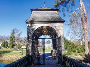 Tarihi köprü ve Juechen 'de bir parktaki şatoya açılan kapı.