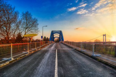 Duisburg Ruhrort 'taki bir liman havzasında tarihi bir köprü.