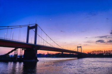 Duisburg Ruhrort 'taki Ren Nehri' nin karşısındaki köprü.