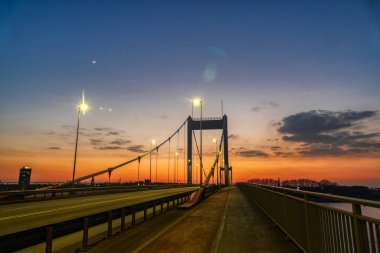 Duisburg Ruhrort Köprüsü, hava kararınca.