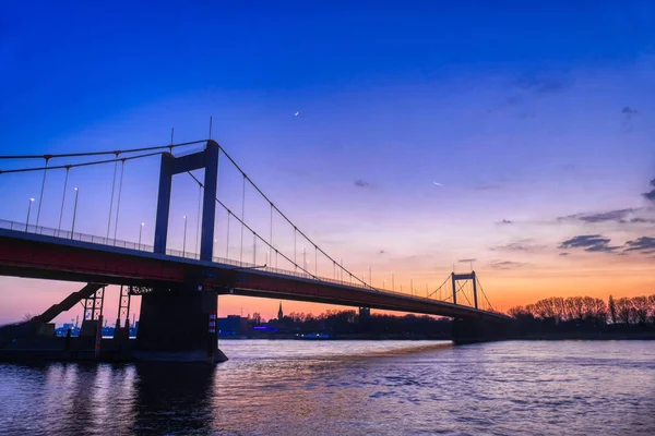 Duisburg Ruhrort 'taki Ren Nehri' nin karşısındaki köprü.