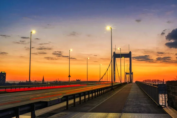 Most Duisburgu Ruhrort Při Západu Slunce Světlými Cestičkami — Stock fotografie