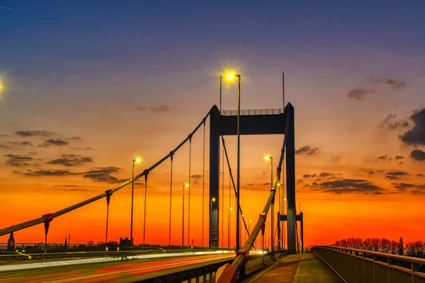 Most Duisburgu Ruhrort Soumraku Světlými Cestičkami — Stock fotografie