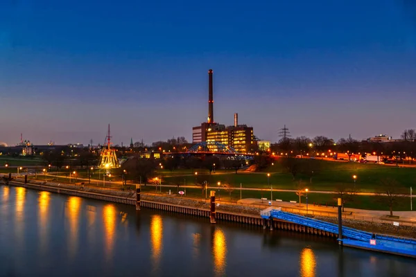 デュイスブルクのライン遊歩道 Rurhrortと夜の古い発電所 — ストック写真