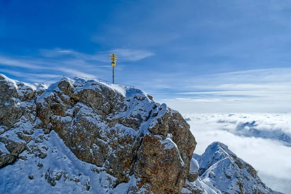 알프스산맥 상공의 구름을 가로지르는 Zugspitze — 스톡 사진