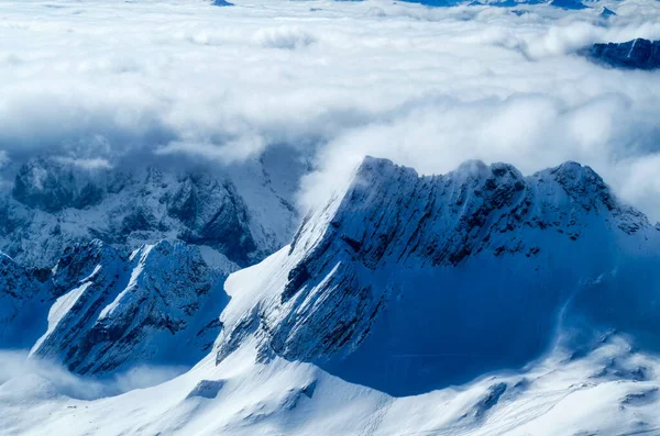 Zugspitze 'den Tirol Alpleri üzerindeki bulutlara bak