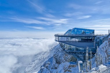 Alplerdeki Zugspitze ve teleferik istasyonuna bakın.