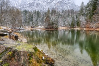 Schmolzersee Gölü Garmisch-Partenkirchen yakınlarındaki dağlarda