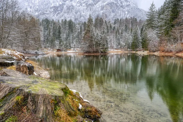 Schmolzersee Gölü Garmisch-Partenkirchen yakınlarındaki dağlarda