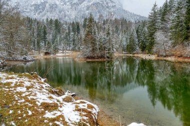 Garmisch-Partenkirchen yakınlarındaki Schmolzersee Gölü 'ne bak