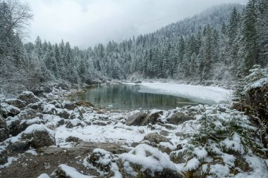 Kışın Grainau yakınlarında Frillensee Gölü