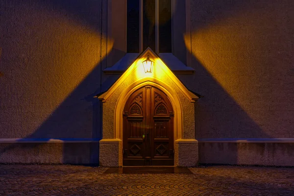 Porta Uma Igreja Histórica Garmisch Partenkirchen Noite — Fotografia de Stock