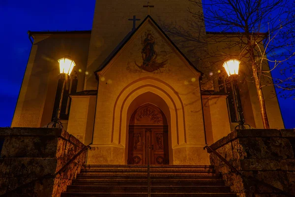 Porte Escalier Une Église Historique Garmisch Partenkirchen Nuit — Photo