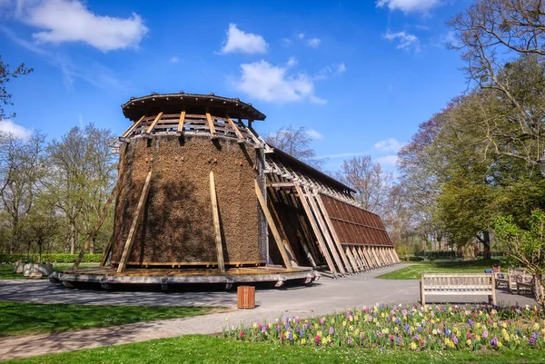 Bad Hamm 'de bir parkta eski salina ve banklar