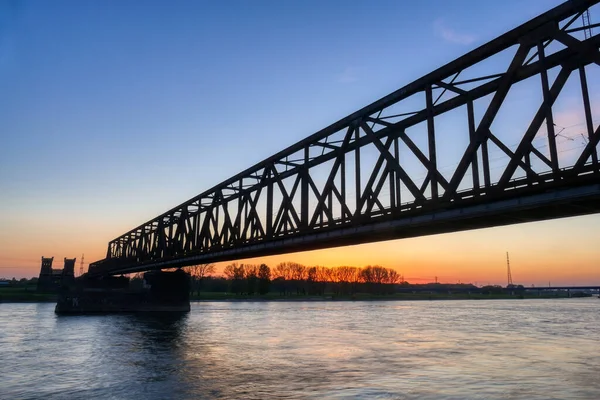 Historical Railway Bridge River Rhine Duisburg Hochfeld Sunset — Fotografia de Stock