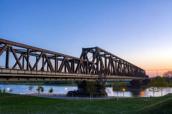 Günbatımında Duisburg Hochfeld Deki Ren Parkı Tarihi Demiryolu Köprüsü — Stok fotoğraf