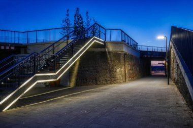 Geceleri Duisburg Hochfeld 'deki Ren parkında merdivenler ve yollar.