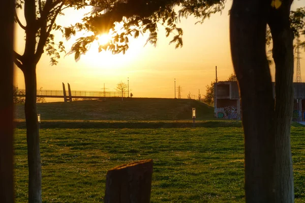 夕暮れ時にDuisburg Hochfeldのライン公園への眺め — ストック写真