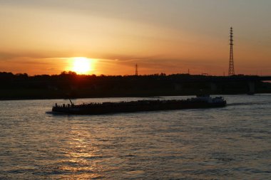 Gün batımında Ren 'de Binland seyrüsefer