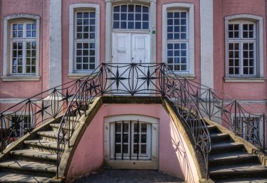 Rheda-Wiedenbrck 'teki Castle Park' taki tarihi bir binanın peronu.