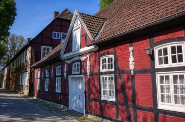 Rheda Wiedenbrck 'teki bir şatonun etrafındaki güzel eski binalar.