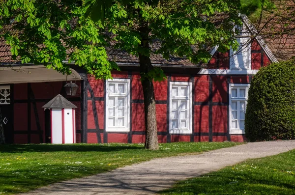 Rheda Wiedenbrck 'de tarihi bir evde güzel bir yol ve yarı keresteli bir ev.