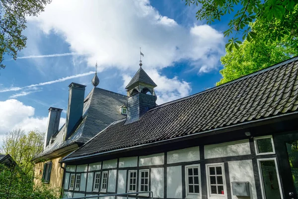 Wuppertal Lntenbeck 'teki bir kalenin tarihi yarı keresteli binası.