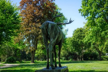 İlkbaharda Düsseldorf 'ta tarihi anıt ve park