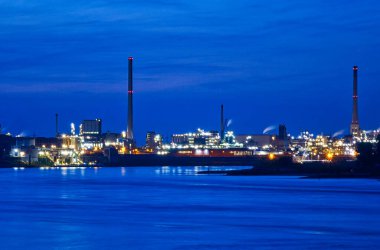 Gece Ren Köprüsü ve Krefeld Limanı 'nda Uerdingen Köprüsü