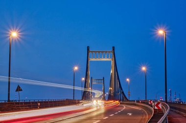 Ren nehri boyunca köprü ve Krefeld Uerdingen 'de geceleri ışık yolları