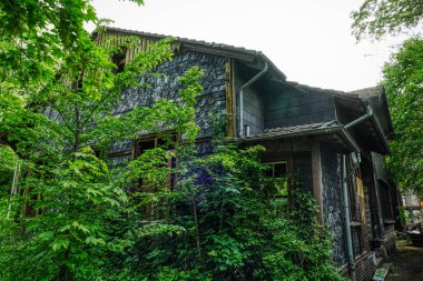Wuppertal 'da eski bir demiryolu hattında terk edilmiş tarihi tren istasyonu.