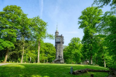 Wuppertal 'daki Kaiserhhe tepesindeki ormandaki tarihi kule.