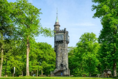 Wuppertal 'daki Kaiserhhe tepesindeki ormandaki güzel tarihi kule.