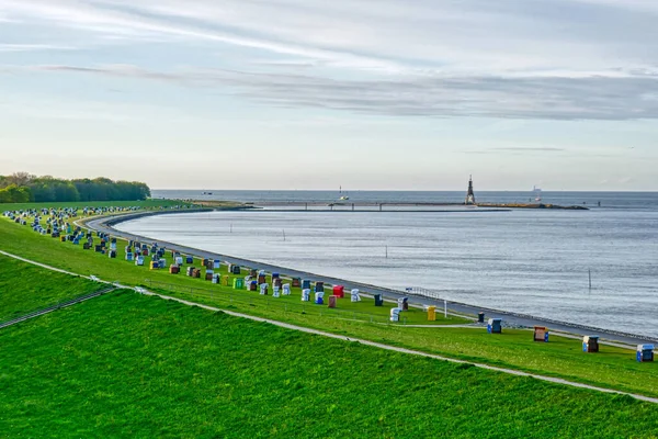 Cuxhaven 'daki hendekte plaj sandalyeleri