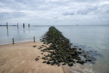 Cuxhaven 'da Kuzey Denizi kıyısındaki Jetty ve plajı