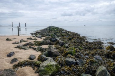 Cuxhaven 'daki Kuzey Denizi kıyısında Jetty