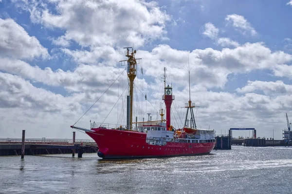 历史上轻型船只和Cuxhaven港 图库图片