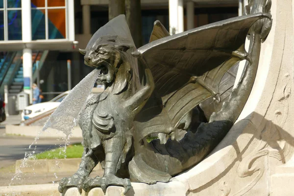 Drakskulptur Historisk Fontän Nära Centralstationen Shertogenbosch — Stockfoto