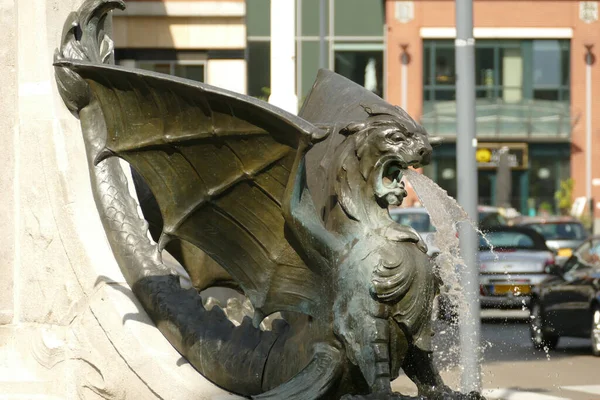 Escultura Dragón Una Fuente Cerca Estación Central Shertogenbosch — Foto de Stock
