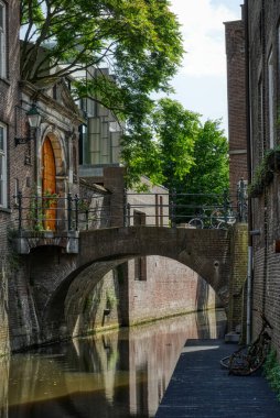 Hertogenbosch 'taki kanalda tarihi köprü.