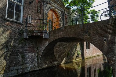 Hertogenbosch Kanalı 'ndaki tarihi köprü ve kapı.