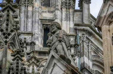 Hertogenbosch 'ta tarihi bir katedralin heykeli